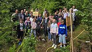 Auftakt zur Wald-Aufforstungsaktion mit Förstern und Bürgermeister Roland Wolfrum. Jetzt sorgen die Kinder und Jugendlichen dafür, dass die jungen Bäumchen auch gut anwachsen.