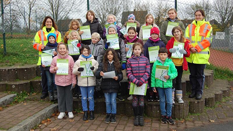 Stolz pr&auml;sentieren die Kinder ihre Urkunden nach der bestandenen Radfahrausbildung.