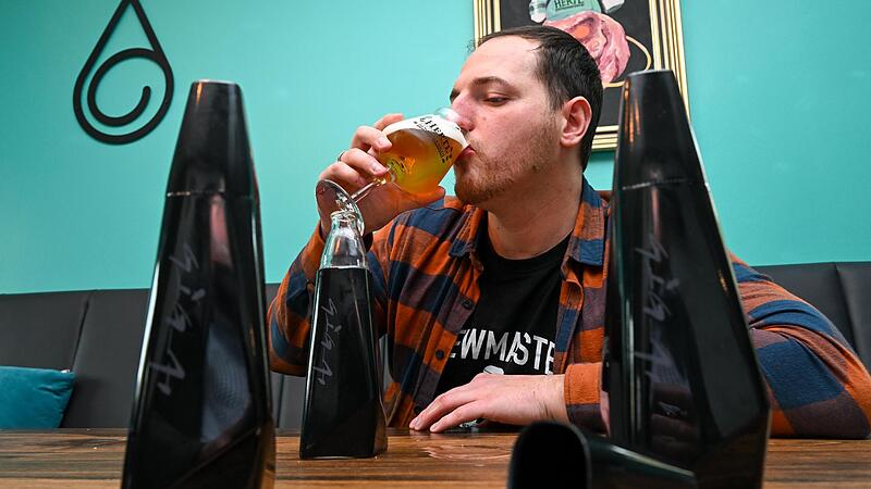Zwei Flaschen vom &bdquo;Giga-Bier&ldquo; aus dem Hause Tesla des Unternehmers Elon Musk sind noch voll. Eine hat David Hertl getestet &ndash; sein Urteil &uuml;berrascht.