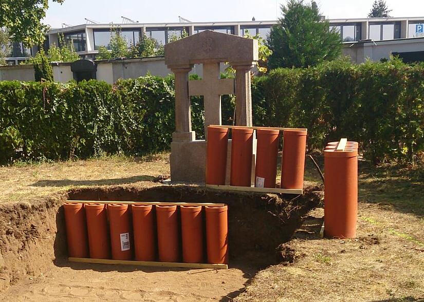 Auf dem Stadtfriedhof in Bamberg werden Urnen in diesen Kunststoffrohren begraben, auch bekannt als KG-Rohre – Kanalgrundrohre.