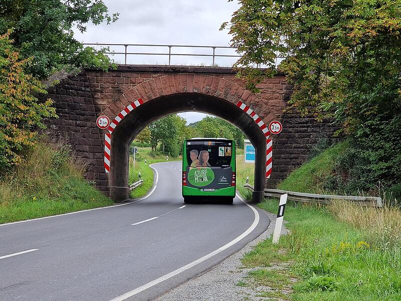 Gr&ouml;&szlig;ere Fahrzeuge m&uuml;ssen unter der Br&uuml;cke eher mittig fahren, um seitlich nicht anzuecken.