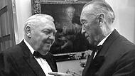 Der ehemalige deutsche Wirtschaftsminister und Bundeskanzler Ludwig Erhard (links)  gemeinsam mit seinem Vorgänger als Kanzler, Konrad Adenauer
