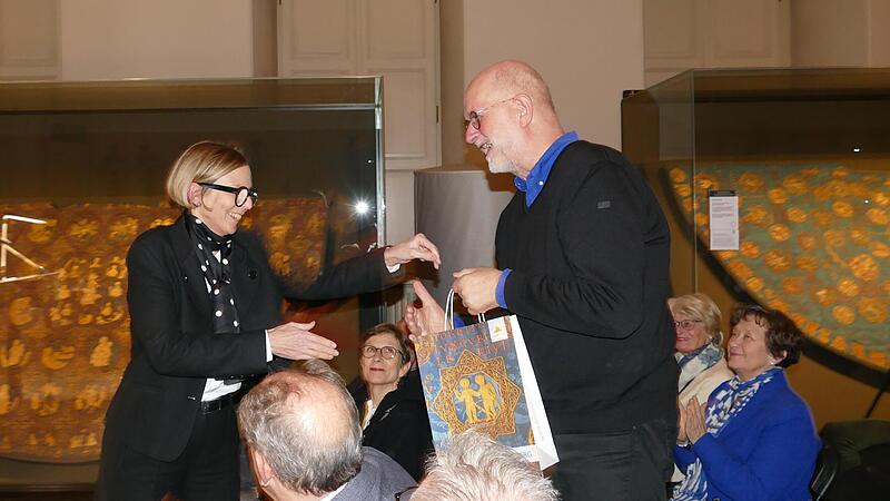Die Herausgeberin des neuen Buches, Birgit Kastner, dankt besonders dem Haupt des Initiativkreises Markus Lüpertz-Fenster und Förderer der Publikation Christoph Gatz. Die Herausgeberin des neuen Buches, Birgit Kastner, dankt besonders dem Haupt des Initiativkreises Markus Lüpertz-Fenster und Förderer der Publikation Christoph Gatz.