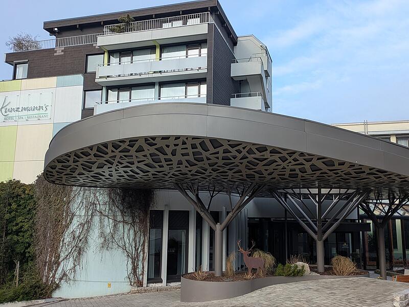 Eingangsportal zum heutigen Wellnesshotel Kunzmann's in Bad Bocklet