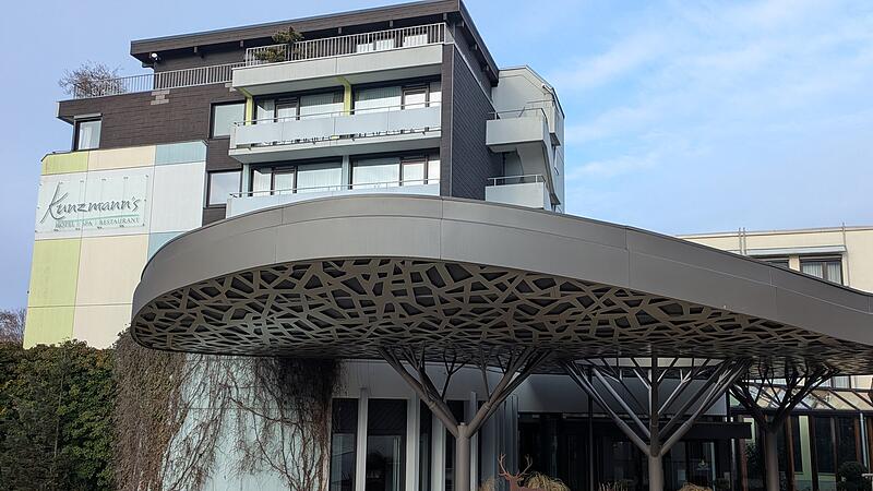 Eingangsportal zum heutigen Wellnesshotel Kunzmann's in Bad Bocklet
