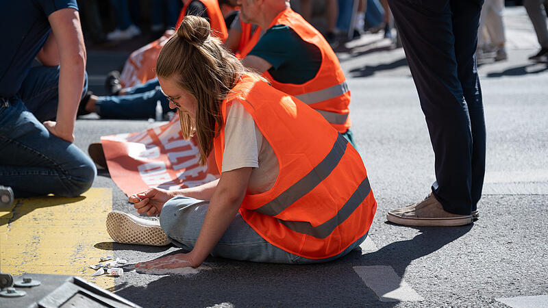 Klimakleber in Bamberg Aktivisten der Letzten Generation haben den Markusplatz blockiert