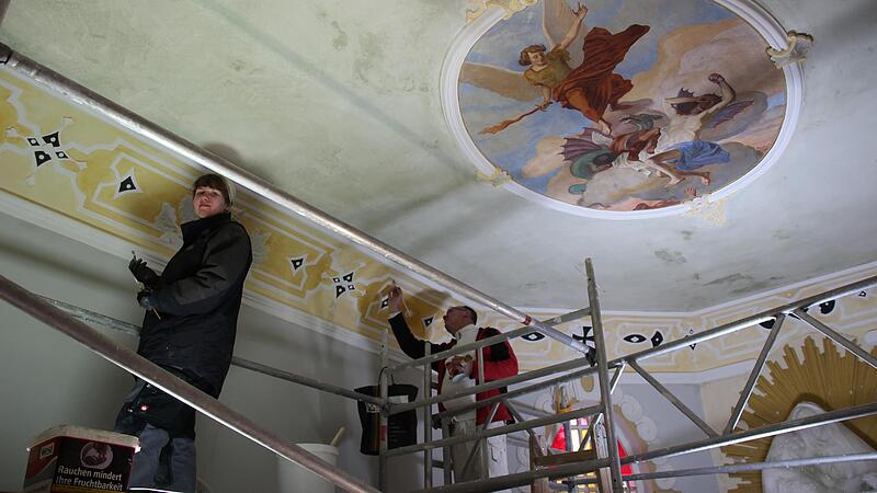 Kirchenmaler Thomas Rein (rechts) setzt seinen Pinsel in der Kapelle in H&ouml;chstadt an.