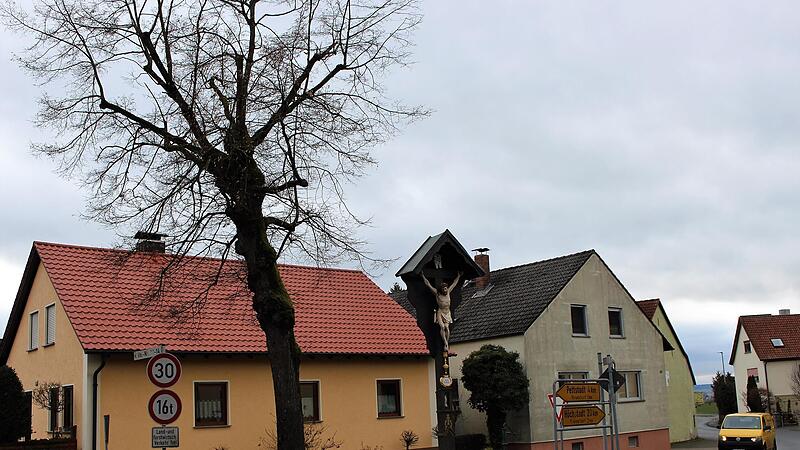 Von zwei Linden ges&auml;umt war das Dorfkreuz in Obergreuth. Der Baum rechts musste gef&auml;llt werden, da ihn der Sturm umgebrochen hatte.