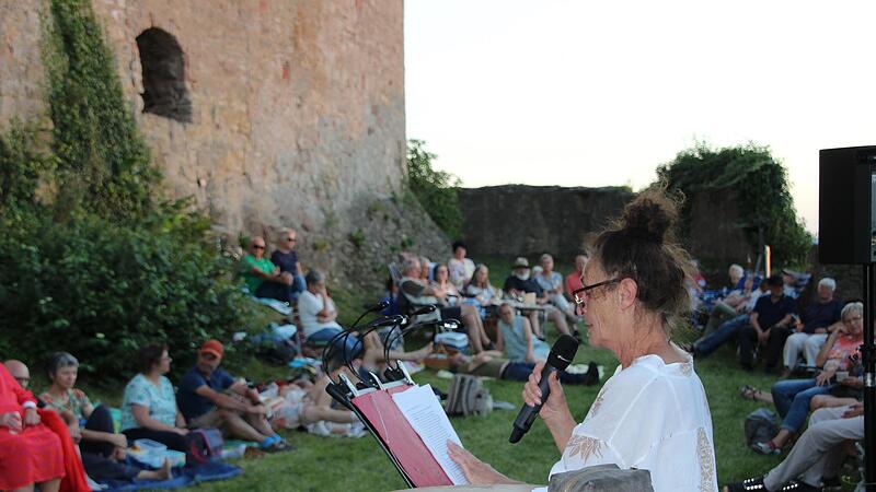 Christine Hadulla (Foto) meisterte mit Erfahrung und Bravour die Poesie der Nacht als Solistin und erntete den ungeteilten Applaus.