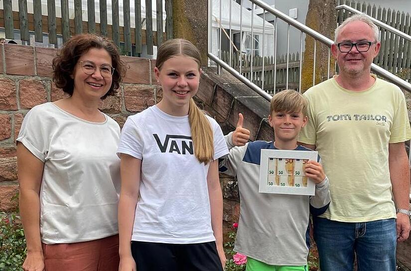 Vorsitzender der DJK Oehrberg Sascha Markart (rechts) gratuliert den Gewinnern der Tombola Elisabeth Schlereth (von links), Ronja Sell und Anton Eckert.