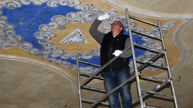 2021 untersuchte ein Restaurator im Auftrag des Landesamts für Denkmalpflege die Farbfassung der Decke des Betsaals der Synagoge in Mühlhausen.