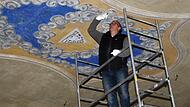 2021 untersuchte ein Restaurator im Auftrag des Landesamts für Denkmalpflege die Farbfassung der Decke des Betsaals der Synagoge in Mühlhausen. 2021 untersuchte ein Restaurator im Auftrag des Landesamts für Denkmalpflege die Farbfassung der Decke des Betsaals der Synagoge in Mühlhausen.