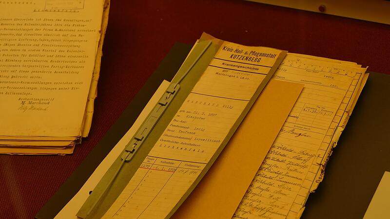 Originaldokumente aus den Best&auml;nden des Staatsarchivs Bamberg erg&auml;nzen die Texttafeln der Ausstellung &bdquo;Doppelt stigmatisiert&ldquo;.