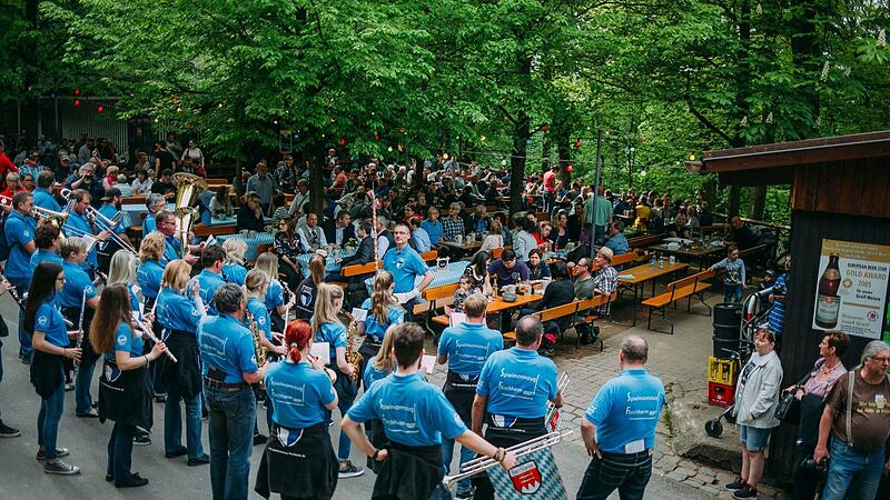 Ein Festumzug läuft am Samstag, 23. April. 2022, von den unteren zu den oberen Kellern. Der Spielmannszug Jahn Forchheim wird das Bühnenprogramm am Greif’s Keller musikalisch umrahmen.Forchheim & Fränkische Schweiz Ein Festumzug läuft am Samstag, 23. April. 2022, von den unteren zu den oberen Kellern. Der Spielmannszug Jahn Forchheim wird das Bühnenprogramm am Greif’s Keller musikalisch umrahmen.Forchheim & Fränkische Schweiz