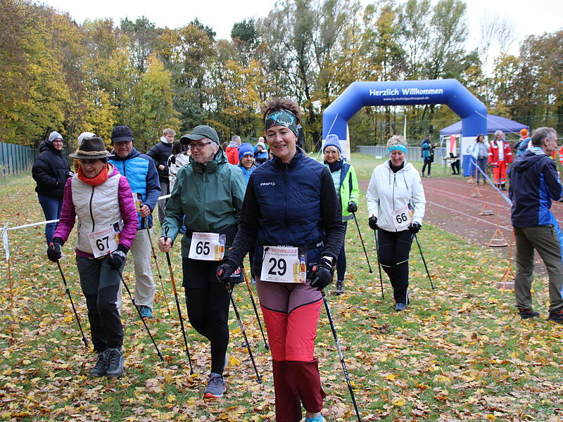 Trotz nasskaltem Herbstwetter lie&szlig;en sich die Sportler den Spa&szlig;  beim 38. Frankenwaldlauf der LG Ludwigschorgast nicht vermiesen.