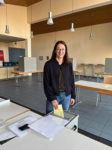 Sabrina Sch&auml;fer ist Stichwahl-Kandidatin in N&uuml;dlingen. Hier bei der Stimmabgabe im Wahllokal am 22. M&auml;rz.