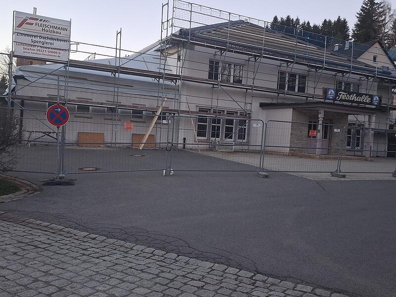 Die Sanierung der Festhalle ist mit Problemen verbunden und verursacht h&ouml;here Kosten aus geplant.