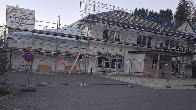 Die Sanierung der Festhalle ist mit Problemen verbunden und verursacht h&ouml;here Kosten aus geplant.