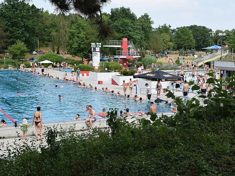 Fast 3000 Menschen besuchten am Sonntagnachmittag der Freibad in H&ouml;chstadt.