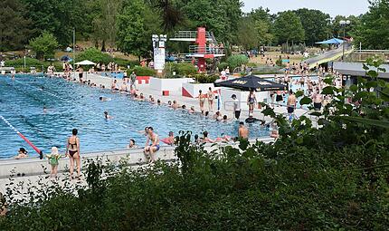Fast 3000 Menschen besuchten am Sonntagnachmittag der Freibad in H&ouml;chstadt.