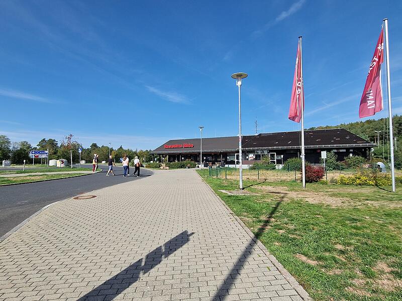 Die Rastanlage Rh&ouml;n Ost an der A7. Sowohl McDonald's als auch Tank & Rast best&auml;tigen &Uuml;berlegungen f&uuml;r eine m&ouml;gliche Weiterentwicklung des Angebots.