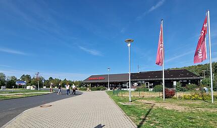 Die Rastanlage Rh&ouml;n Ost an der A7. Sowohl McDonald's als auch Tank & Rast best&auml;tigen &Uuml;berlegungen f&uuml;r eine m&ouml;gliche Weiterentwicklung des Angebots.