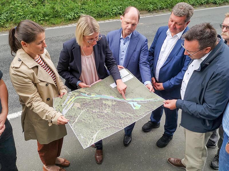 Christiane Meyer (links), Katrin Roth, Michael Hofmann und Christian Bernreiter begutachten mit den Anwesenden den Plan des Straßenbauamtes Bamberg für die Ramstertalstraße.Forchheim & Fränkische Schweiz Christiane Meyer (links), Katrin Roth, Michael Hofmann und Christian Bernreiter begutachten mit den Anwesenden den Plan des Straßenbauamtes Bamberg für die Ramstertalstraße.