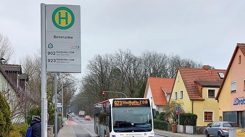 Besonders die Situation an der Haltestelle Birkenallee hat Anwohner des Ankerzentrums geärgert: Massen an Wartenden würden dafür sorgen, dass viele keinen Platz im Bus mehr bekämen. Mit der neuen Linie scheint es sich gebessert zu haben. Besonders die Situation an der Haltestelle Birkenallee hat Anwohner des Ankerzentrums geärgert: Massen an Wartenden würden dafür sorgen, dass viele keinen Platz im Bus mehr bekämen. Mit der neuen Linie scheint es sich gebessert zu haben.