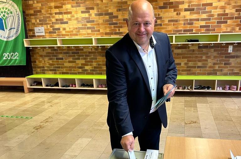 MdL Holger Dremel (CSU, im Bild bei der Landtagswahl 2023) stellt infrage, ob Friedrich Merz (CDU) noch der Richtige ist als Kanzler und Chef der Schwesterpartei.