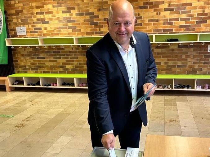 Der Gewinner: MdL Holger Dremel (CSU) gibt seine Stimme ab. MdL Holger Dremel (CSU, im Bild bei der Landtagswahl 2023) stellt infrage, ob Friedrich Merz (CDU) noch der Richtige ist als Kanzler und Chef der Schwesterpartei.
