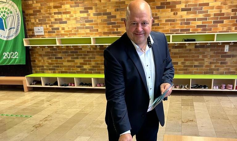 Der Gewinner: MdL Holger Dremel (CSU) gibt seine Stimme ab. MdL Holger Dremel (CSU, im Bild bei der Landtagswahl 2023) stellt infrage, ob Friedrich Merz (CDU) noch der Richtige ist als Kanzler und Chef der Schwesterpartei.