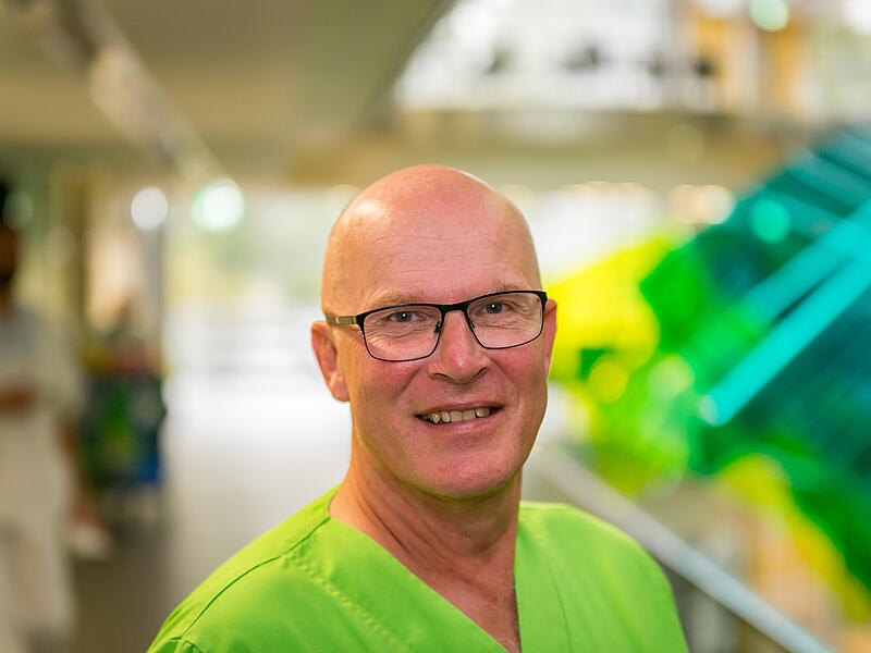 Dr. med. Bernhard Dummer ist Chefarzt der Fachabteilung für Allgemeinchirurgie am Klinikum Forchheim-Fränkische Schweiz. Sein Weg dahin ist ein besonderer - gezeichnet durch Fleiß, Willen und etwas Glück. Ein Porträt.