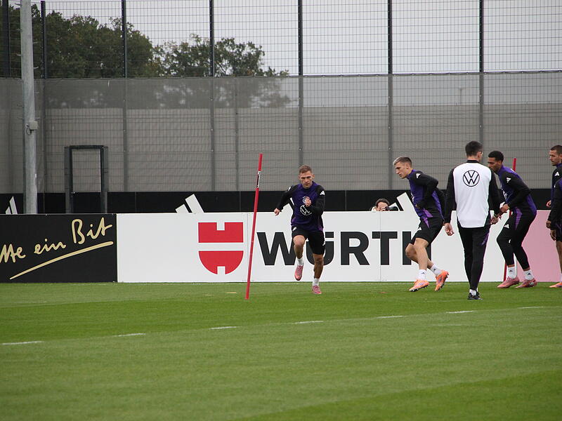 Trotzdem ist das Tempo hoch - wie hier bei Kapit&auml;n Joshua Kimmich.