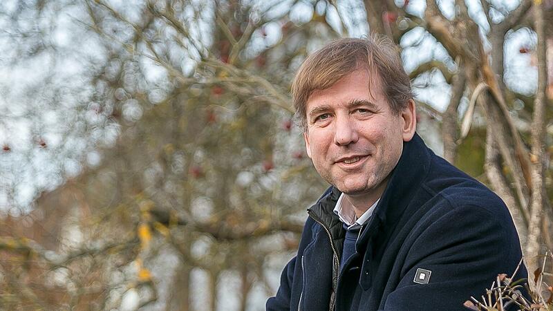 Die gr&ouml;&szlig;te Anspannung ist abgefallen, schon l&auml;nger. Doch Forchheims Landrat Herrmann Ulm will die letzten Monaten seiner Amtszeit noch einiges schaffen. fraenkischertag.de hat er exklusiv zu sich nach Hause eingeladen und gibt Einblicke in das Seelenlebens eines leidenschaftlichen Politikers, der bald aufh&ouml;rt.