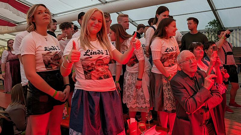 Die Nenzenheimer Ortsburschen und -mädchen hatten sich mit T-Shirts für ihre Weinprinzessin Christina Lindner eingedeckt. Die Nenzenheimer Ortsburschen und -mädchen hatten sich mit T-Shirts für ihre Weinprinzessin Christina Lindner eingedeckt.