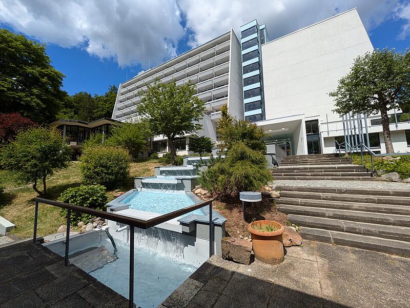 Auch das Element Wasser gehört zu den Gestaltungeelementen der Privatklinik Regena in Bad Brückenau. Auch das Element Wasser gehört zu den Gestaltungeelementen der Privatklinik Regena in Bad Brückenau.