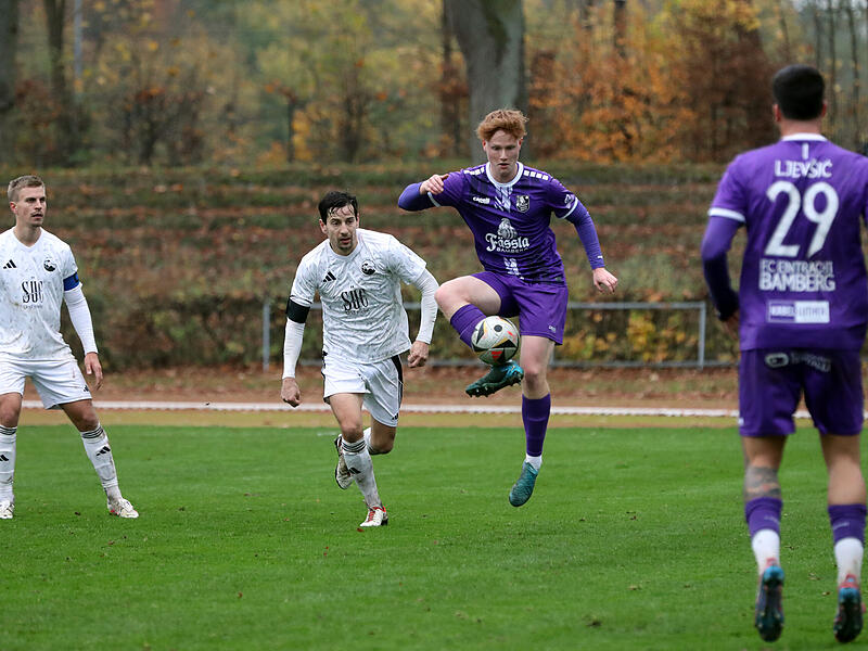 Luca Leistner (Mitte) und der FC Eintracht Bamberg haben drei Bayernligaspiele am Stück gewonnen. Zum Verfolgerduell kommt am Samstag der Drittliga-Unterbau des FC Ingolstadt.