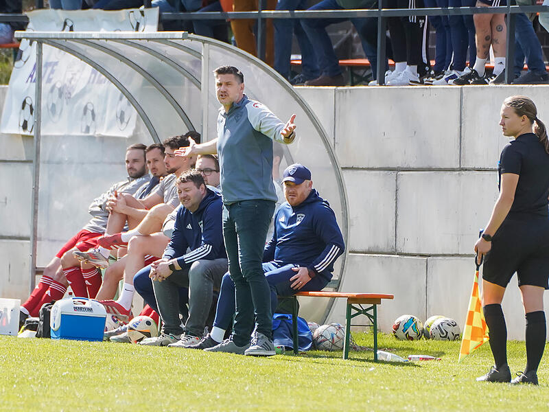 Kann derzeit mit den Leistungen seiner Mannschaft nicht zufrieden sein: der Mönchrödener Trainer Achim Engel. Kann derzeit mit den Leistungen seiner Mannschaft nicht zufrieden sein: der Mönchrödener Trainer Achim Engel.