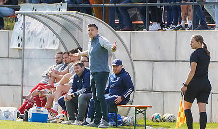 Kann derzeit mit den Leistungen seiner Mannschaft nicht zufrieden sein: der M&ouml;nchr&ouml;dener Trainer Achim Engel.