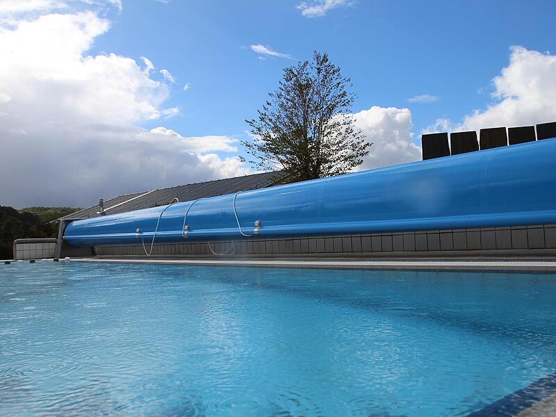 Auch am kleineren Außenbecken der Therme Natur in Bad Rodach wurde eine neue Abdeckplane installiert. Auch am kleineren Außenbecken der Therme Natur in Bad Rodach wurde eine neue Abdeckplane installiert.