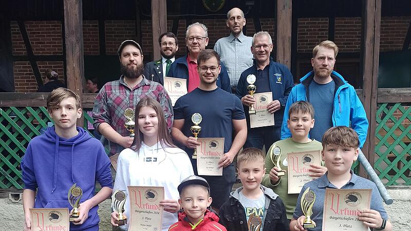 Preisträger im Einzel und in der Mannschaft von Platz eins bis drei, hinten links erster Schützenmeister Sebastian Drößmar und hinten oben Zweiter Schützenmeister Willi Thein Preisträger im Einzel und in der Mannschaft von Platz eins bis drei, hinten links erster Schützenmeister Sebastian Drößmar und hinten oben Zweiter Schützenmeister Willi Thein