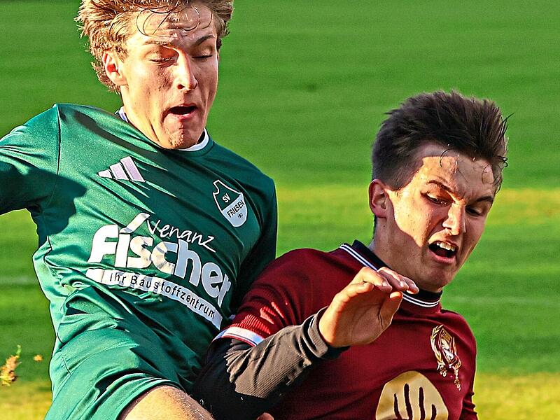 Ben Volk  (links)  f&auml;llt im Duell mit S&ouml;ren Wei&szlig; vom TV Ebern im Strafraum.