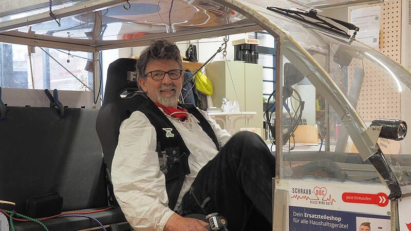 Die Geschwindigkeit des Vollkabinen-Fahrrads steuert Michael Heftrich &uuml;ber einen Handregler. Der Elektromotor unterst&uuml;tzt, bis das Fahrzeug 25 Stundenkilometer schnell f&auml;hrt.