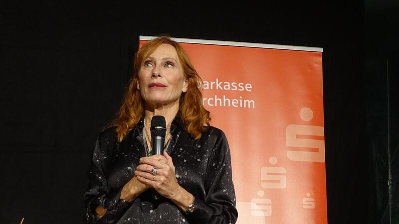 Indem Andrea Sawatzki nicht nur grandios vorliest, sondern auch gelassen und vor allem reflektiert erz&auml;hlt, macht sie ihre Prominenz zur Nebensache.Forchheim & Fr&auml;nkische Schweiz
