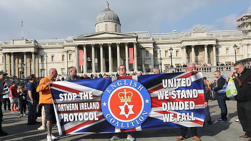 Protestteilnehmer demonstrieren in London gegen das Nordirland-Protokoll.