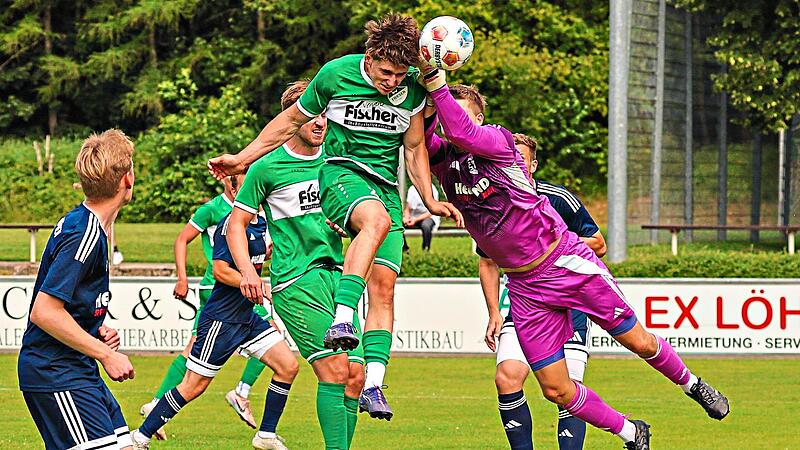 Faustabwehr von TSV-Keeper Jonas Köhn, bei dem er den Ball und dann den Friesener Elias Haas trifft. H. Weiß Faustabwehr von TSV-Keeper Jonas Köhn, bei dem er den Ball und dann den Friesener Elias Haas trifft. H. Weiß