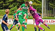 Faustabwehr von TSV-Keeper Jonas K&ouml;hn, bei dem er den Ball und dann den Friesener Elias Haas trifft.&nbsp;H. Wei&szlig;