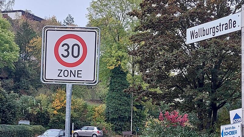 IIn der Wallburgstraße in Eltmann gilt bereits seit geraumer Zeit „Tempo 30“. IIn der Wallburgstraße in Eltmann gilt bereits seit geraumer Zeit „Tempo 30“.