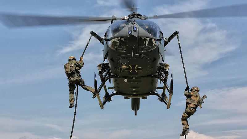 Ein Spezialkr&auml;fte-Hubschrauber vom Typ H145M der Bundeswehr
