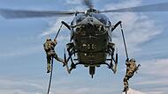 Ein Spezialkräfte-Hubschrauber vom Typ H145M der Bundeswehr